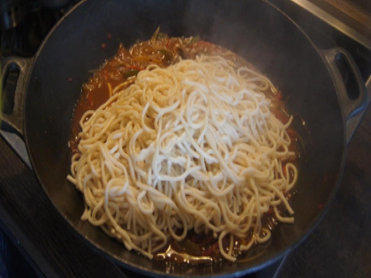 Mie-Nudeln mit scharf gewürztes Rindfleisch, Paprikamix, Chinakohlblattherzen und Zwiebel - Rezept - Bild Nr. 27