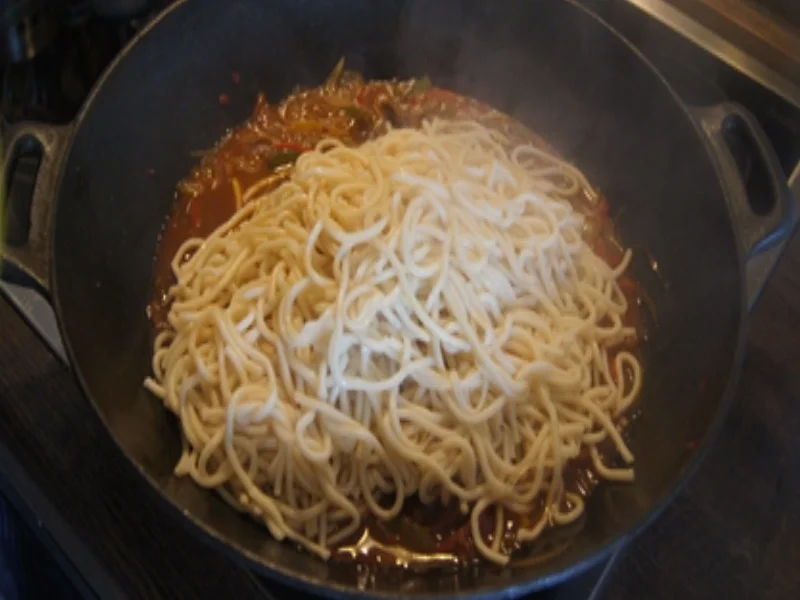 Rezept: Mie-Nudeln mit scharf gewürztes Rindfleisch, Paprikamix, Chinakohlblattherzen und Zwiebel Bild Nr. 27 Mie-Nudeln mit scharf gewürztes Rindfleisch, Paprikamix, Chinakohlblattherzen und Zwiebel - Rezept - Bild Nr. 27