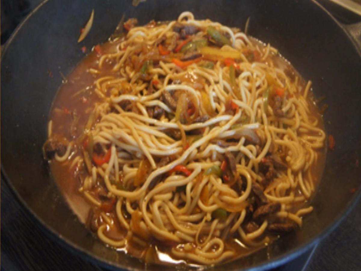 Mie-Nudeln mit scharf gewürztes Rindfleisch, Paprikamix, Chinakohlblattherzen und Zwiebel - Rezept - Bild Nr. 28