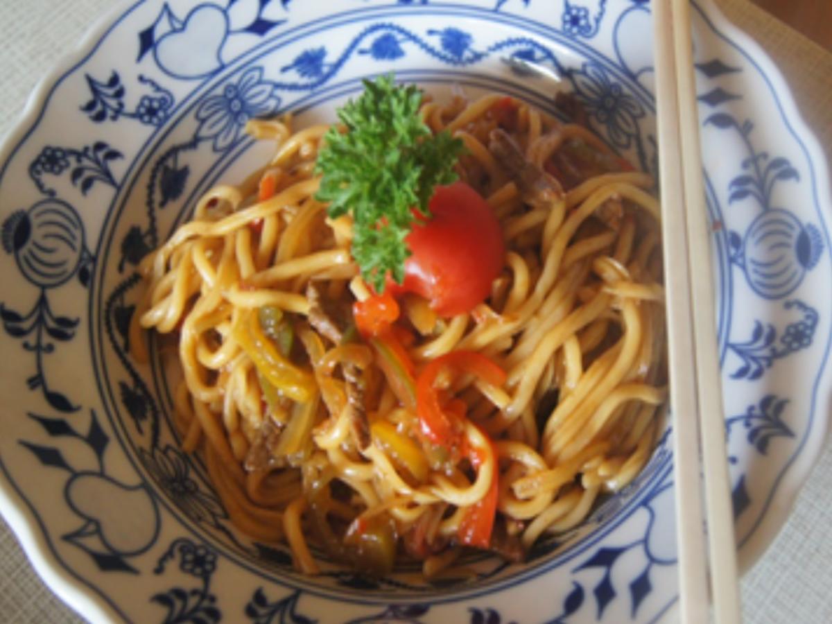 Mie-Nudeln mit scharf gewürztes Rindfleisch, Paprikamix, Chinakohlblattherzen und Zwiebel - Rezept - Bild Nr. 29