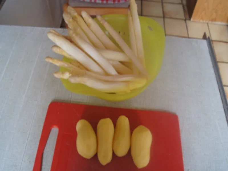 Spargel-Kartoffel-Rösti mit Wildlachs und Crème Fraîche-Honig-Senf-Sauce - Rezept - Bild Nr. 17424