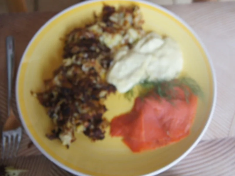 Spargel-Kartoffel-Rösti mit Wildlachs und Crème Fraîche-Honig-Senf-Sauce - Rezept - Bild Nr. 17433