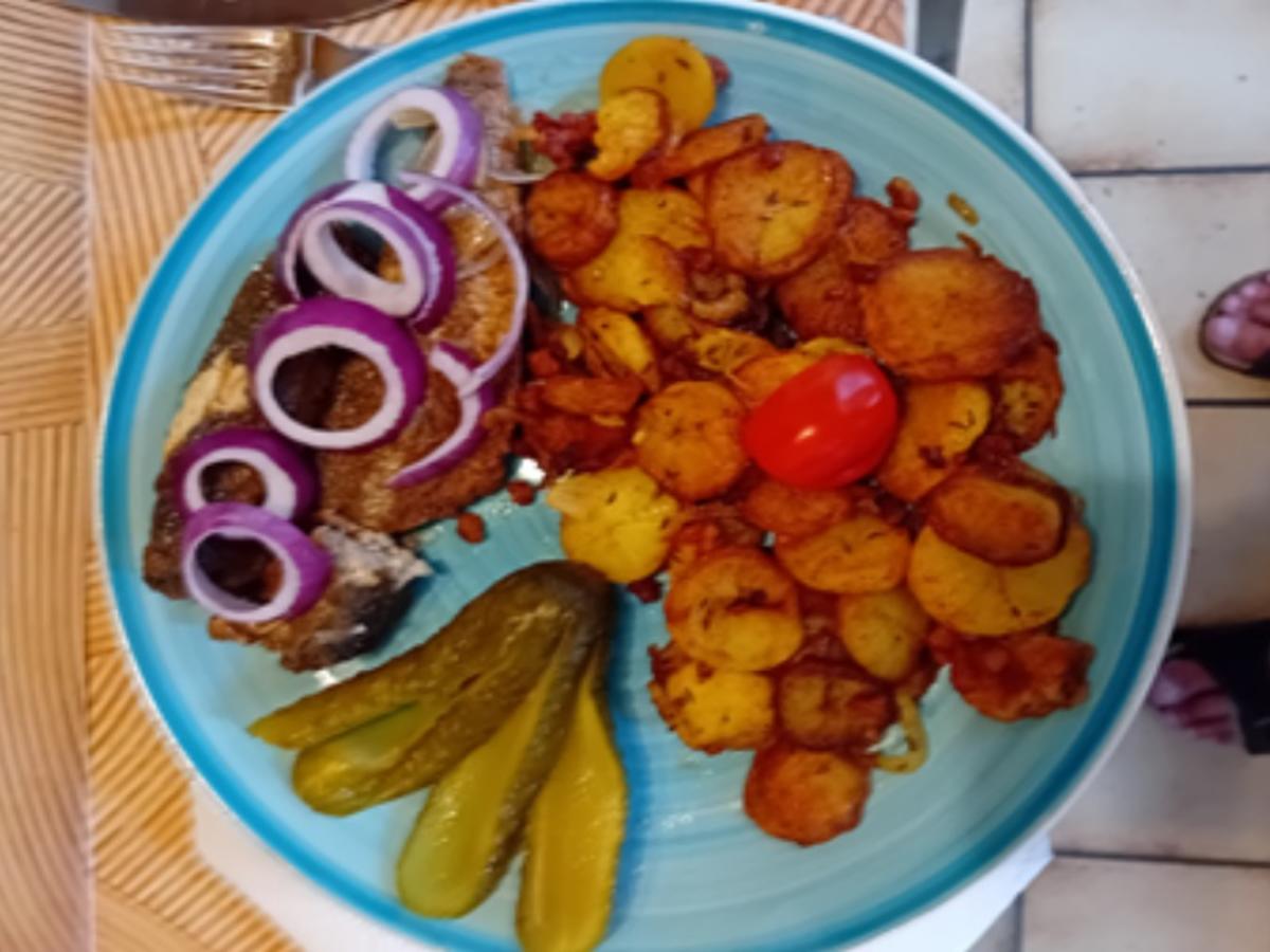 Brathering mit herzhaften Speck-Bratkartoffeln und Gewürzgurke - Rezept - Bild Nr. 17422