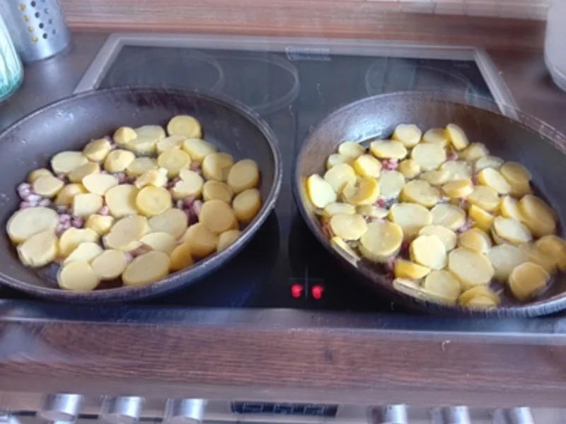 Brathering mit herzhaften Speck-Bratkartoffeln und Gewürzgurke - Rezept - Bild Nr. 17430