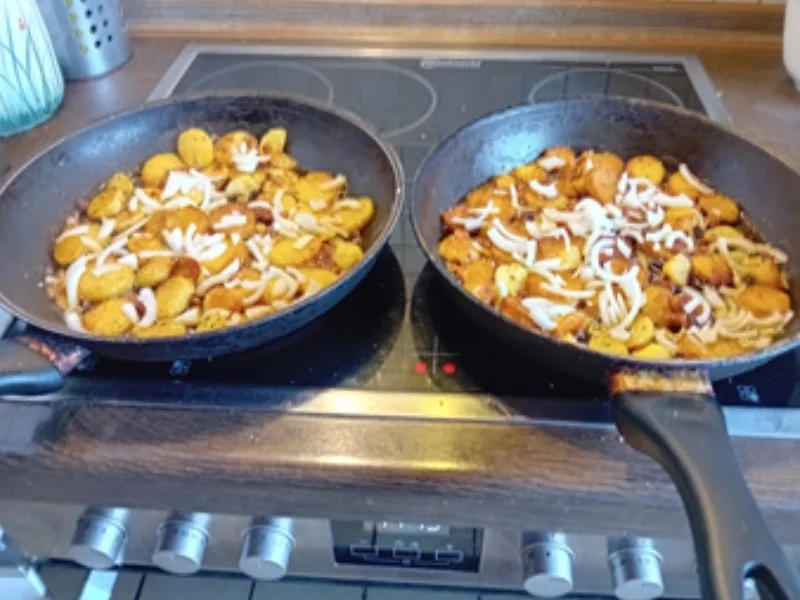 Brathering mit herzhaften Speck-Bratkartoffeln und Gewürzgurke - Rezept - Bild Nr. 17432