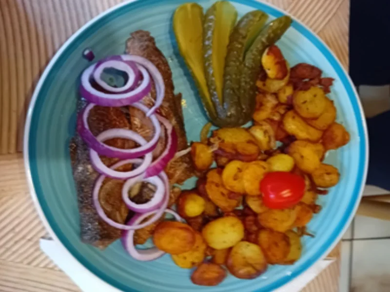 Brathering mit herzhaften Speck-Bratkartoffeln und Gewürzgurke - Rezept - Bild Nr. 17422