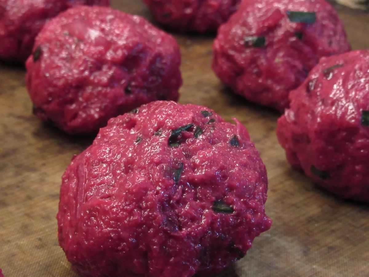 Knödel: Rote-Bete-Knödel auf Lauchgemüse - Rezept - Bild Nr. 17452