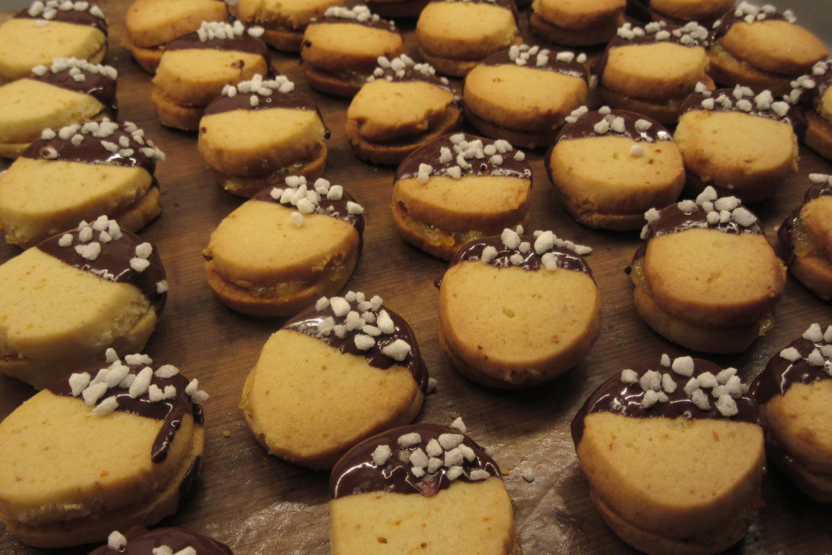 Rezept: Plätzchen: Doppelkeks mit Orangenmarmelade Bild Nr. 2 Plätzchen: Doppelkeks mit Orangenmarmelade - Rezept - Bild Nr. 2