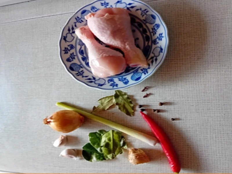 Asiatische Hühnersuppe mit Hähnchenfleisch, Tomaten, Eiern und Glasnudeln - Rezept - Bild Nr. 3