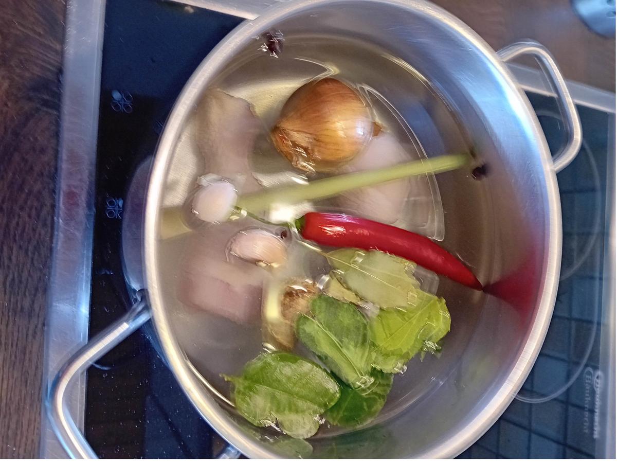 Asiatische Hühnersuppe mit Hähnchenfleisch, Tomaten, Eiern und Glasnudeln - Rezept - Bild Nr. 4