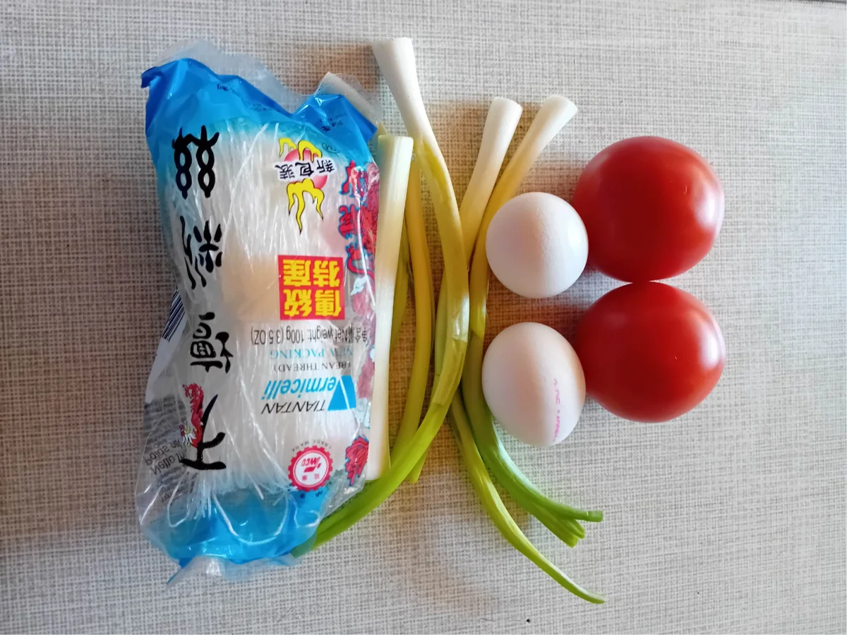 Asiatische Hühnersuppe mit Hähnchenfleisch, Tomaten, Eiern und Glasnudeln - Rezept - Bild Nr. 5