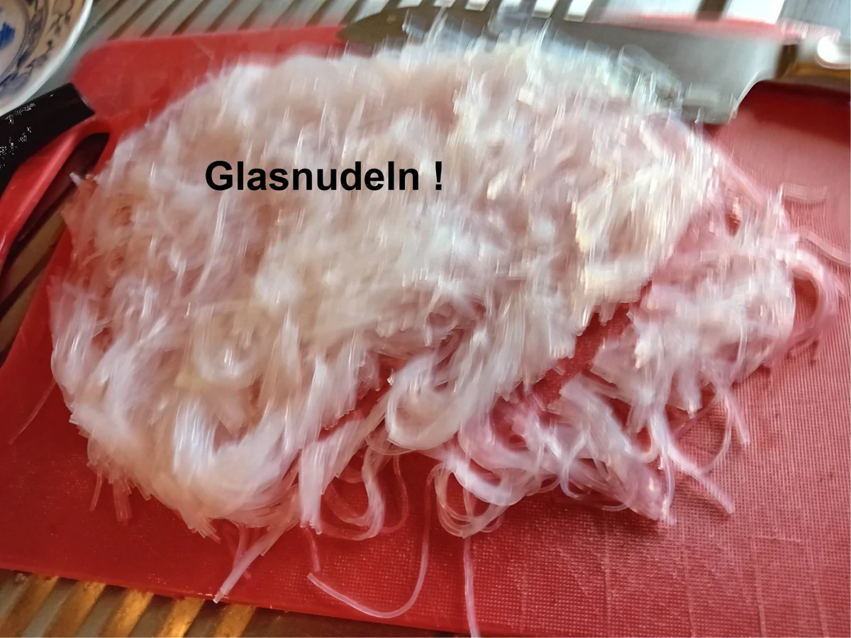 Asiatische Hühnersuppe mit Hähnchenfleisch, Tomaten, Eiern und Glasnudeln - Rezept - Bild Nr. 7