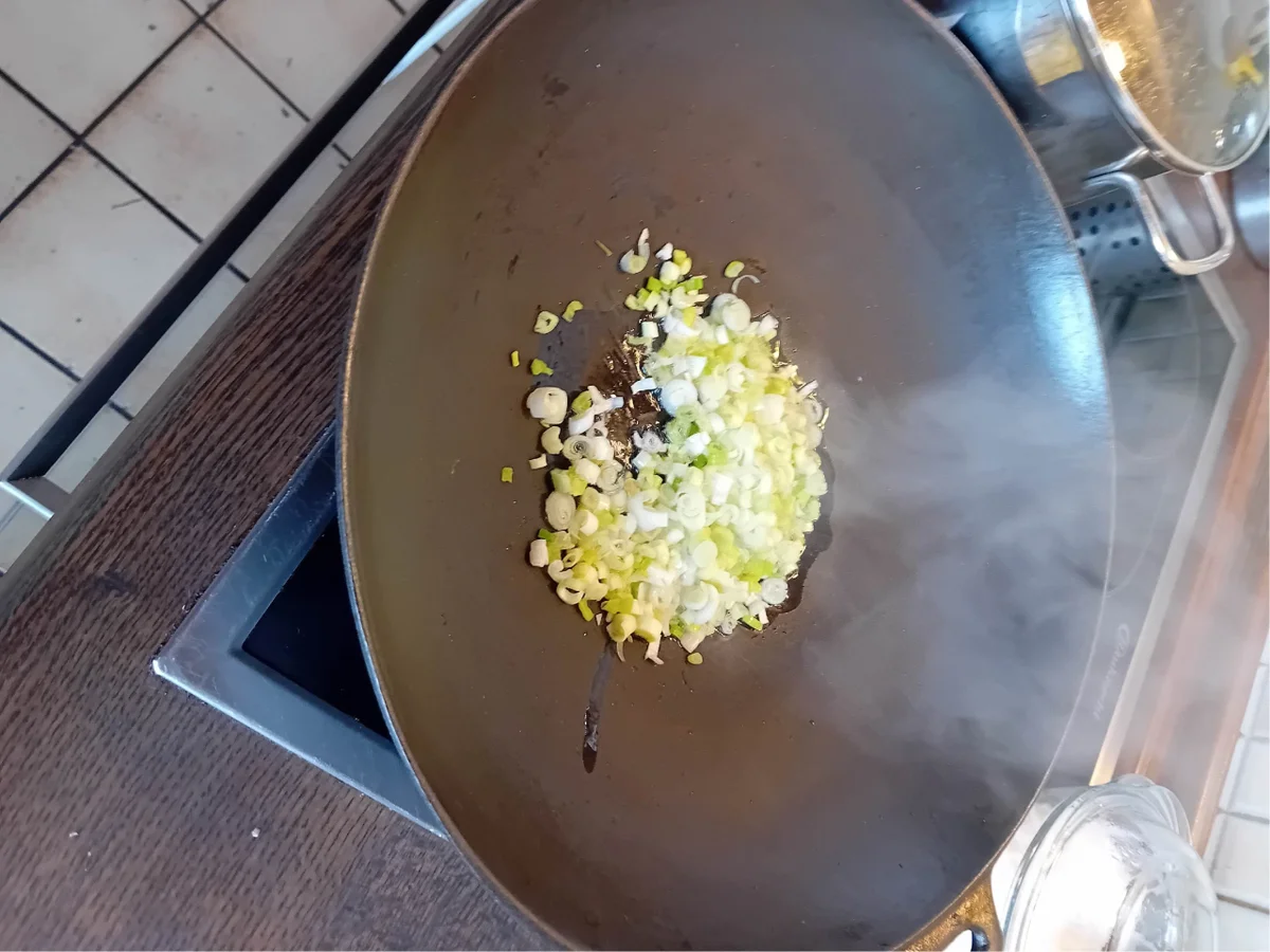 Asiatische Hühnersuppe mit Hähnchenfleisch, Tomaten, Eiern und Glasnudeln - Rezept - Bild Nr. 11