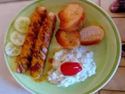 Curry-Bratwurst mit Tsatsiki und gerösteten Baguette-Scheiben - Rezept - Bild Nr. 17455