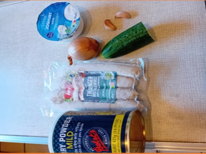 Curry-Bratwurst mit Tsatsiki und gerösteten Baguette-Scheiben - Rezept - Bild Nr. 17456