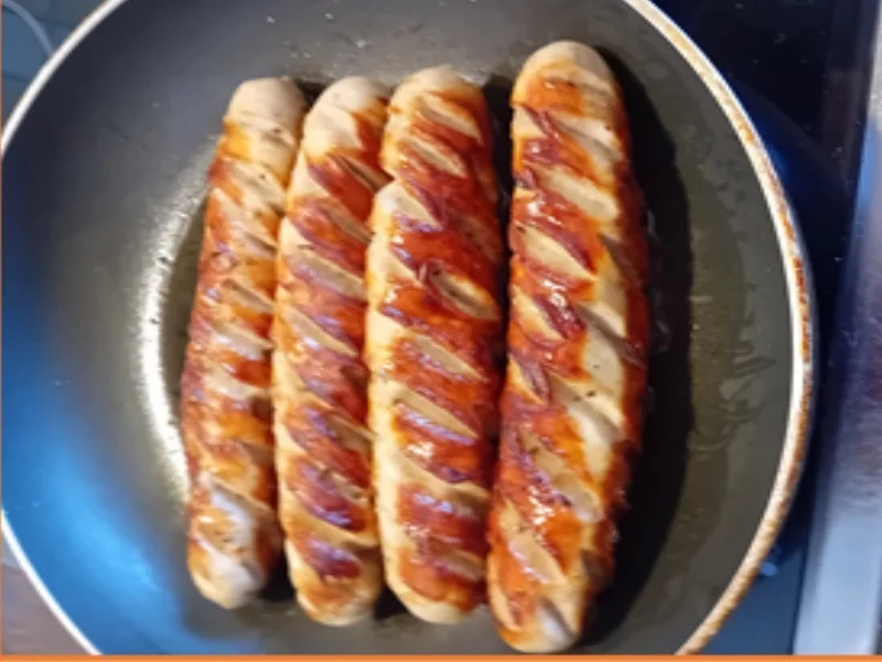 Curry-Bratwurst mit Tsatsiki und gerösteten Baguette-Scheiben - Rezept - Bild Nr. 17458