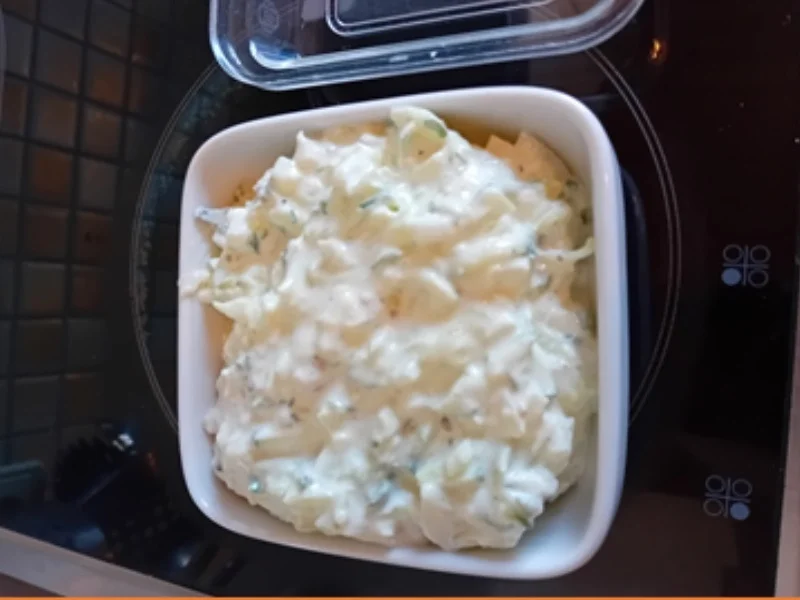 Curry-Bratwurst mit Tsatsiki und gerösteten Baguette-Scheiben - Rezept - Bild Nr. 17460