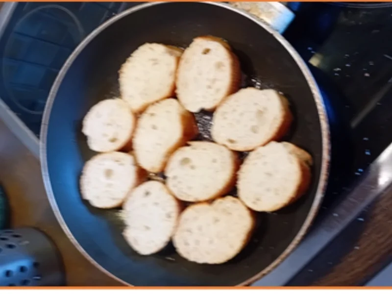Curry-Bratwurst mit Tsatsiki und gerösteten Baguette-Scheiben - Rezept - Bild Nr. 17461