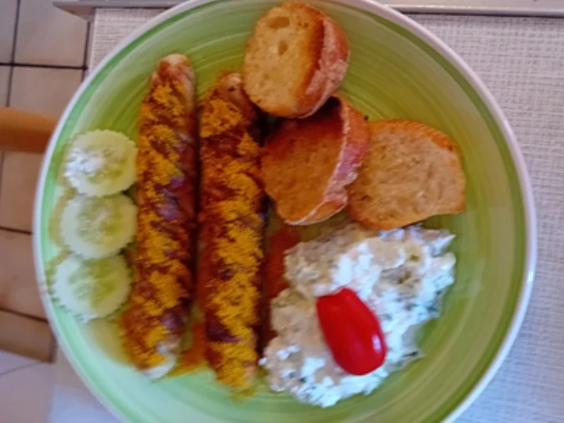 Curry-Bratwurst mit Tsatsiki und gerösteten Baguette-Scheiben - Rezept - Bild Nr. 17462
