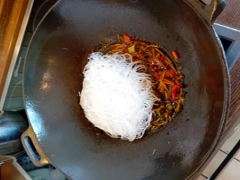 Wok mit Gemüsemix, Glasnudeln, Tofu und Jasmin-Reis - Rezept - Bild Nr. 10