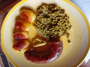 Eichsfelder Schwartenwurst mit Crème-Fraîche-Erbsen und Brat-Drillingen - Rezept - Bild Nr. 2