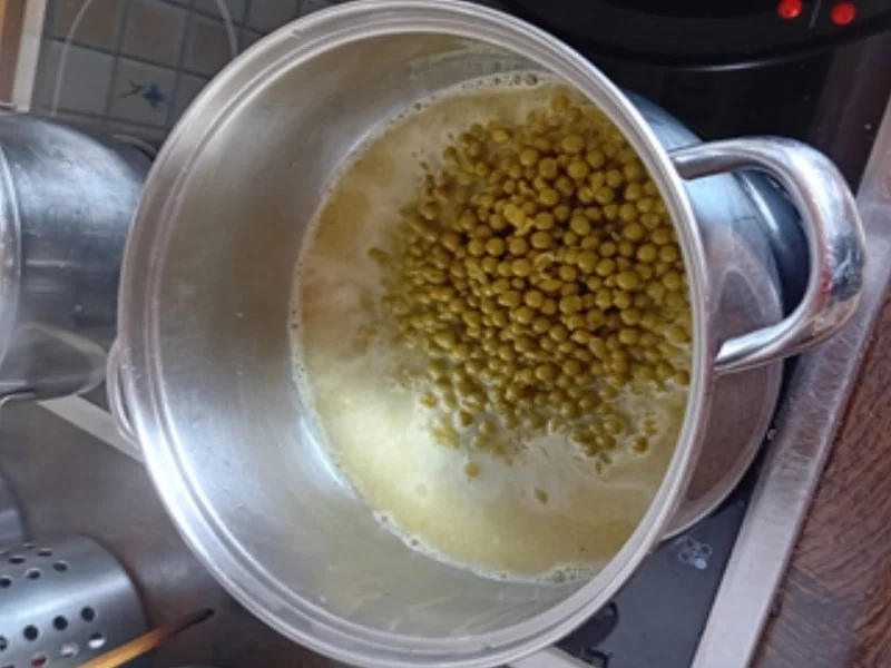 Eichsfelder Schwartenwurst mit Crème-Fraîche-Erbsen und Brat-Drillingen - Rezept - Bild Nr. 7