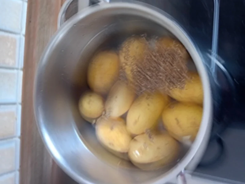 Eichsfelder Schwartenwurst mit Crème-Fraîche-Erbsen und Brat-Drillingen - Rezept - Bild Nr. 10