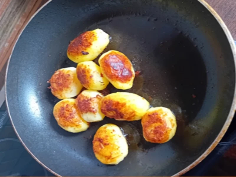 Eichsfelder Schwartenwurst mit Crème-Fraîche-Erbsen und Brat-Drillingen - Rezept - Bild Nr. 12