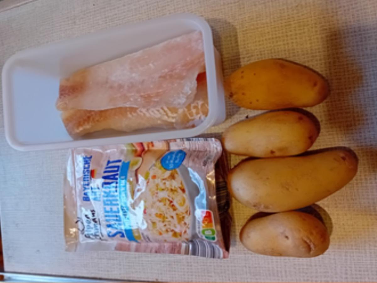Krosse Fischstäbchen mit Curry-Sauerkraut und Kartoffelstampf - Rezept - Bild Nr. 17456