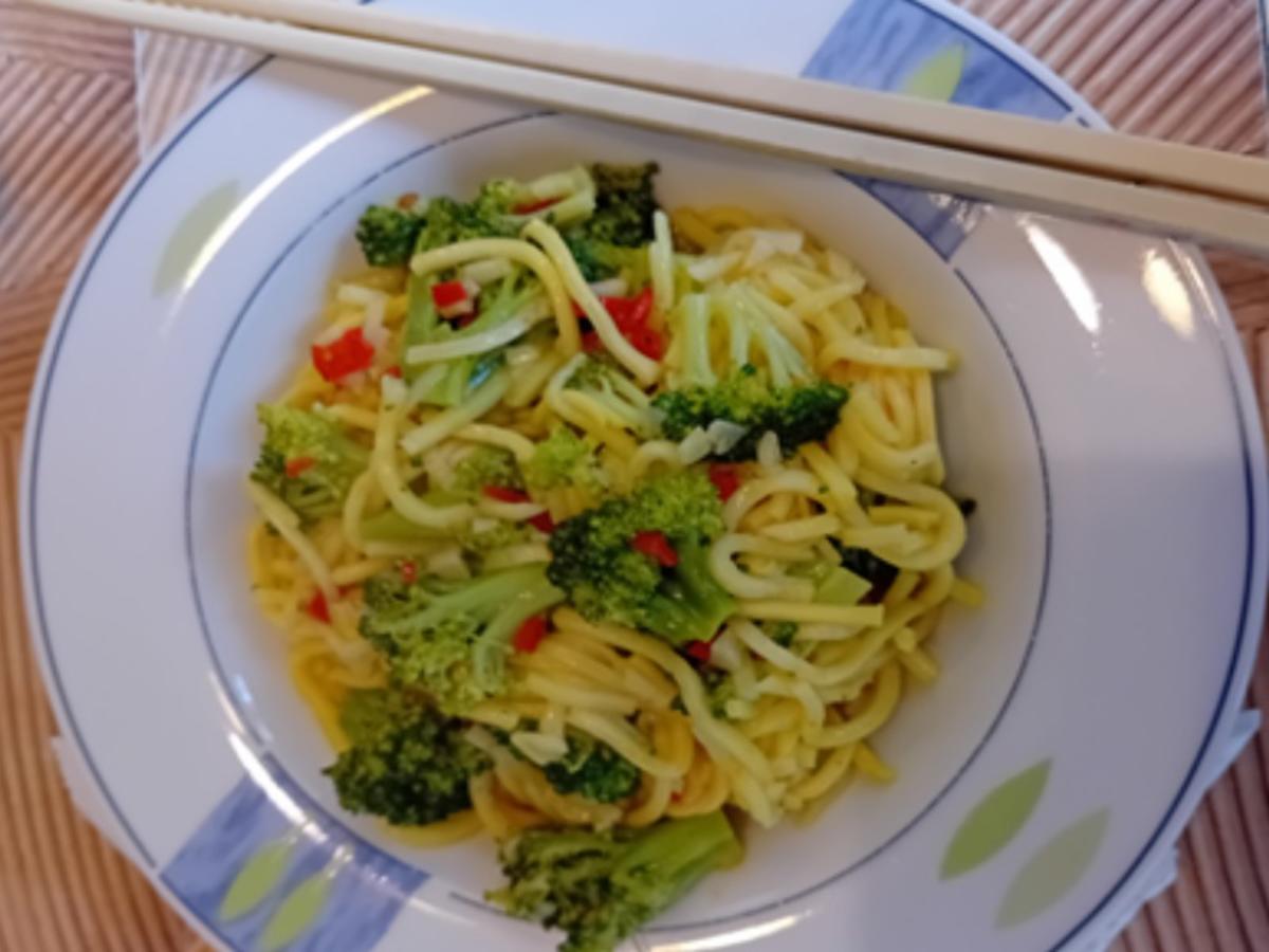 Rezept: Nudeln nach Kanton-Art mit Brokkoli Bild Nr. 2 Nudeln nach Kanton-Art mit Brokkoli - Rezept - Bild Nr. 2