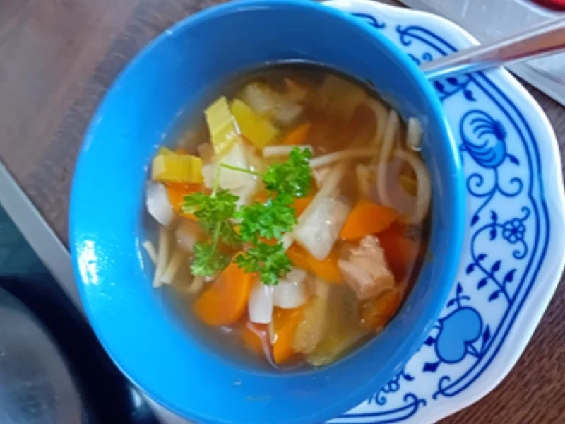 XXL-Suppe mit Gemüsemix, Hähnchenfleisch und Schnittnudeln - Rezept - Bild Nr. 2