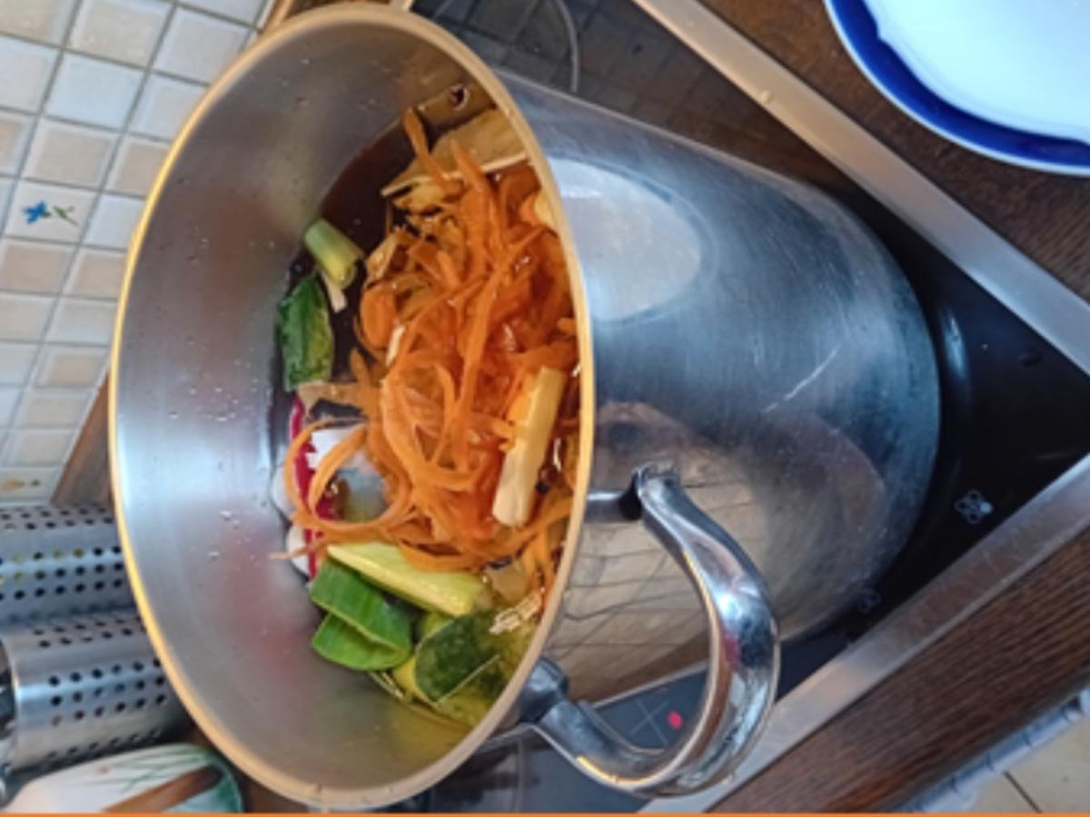 XXL-Suppe mit Gemüsemix, Hähnchenfleisch und Schnittnudeln - Rezept - Bild Nr. 5