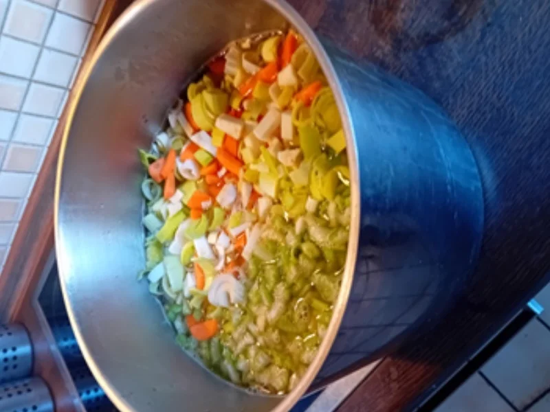 XXL-Suppe mit Gemüsemix, Hähnchenfleisch und Schnittnudeln - Rezept - Bild Nr. 9