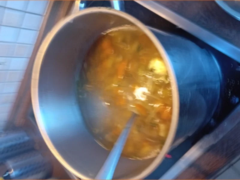 XXL-Suppe mit Gemüsemix, Hähnchenfleisch und Schnittnudeln - Rezept - Bild Nr. 12