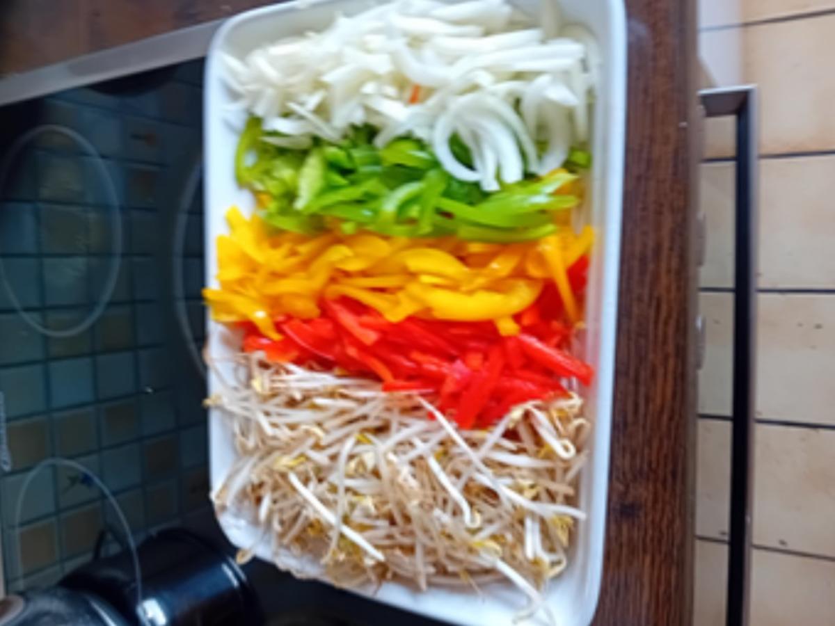 Alaska-Seelachsfilet gebraten mit Gemüsemix asiatischer Art und Drillingen - Rezept - Bild Nr. 17462