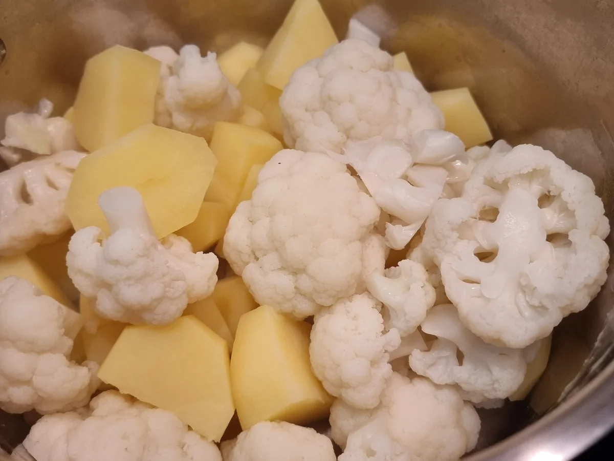 Kartoffel-Blumenkohl-Gemüse mit Geflügel-Wiener-Würstchen - Rezept - Bild Nr. 17466