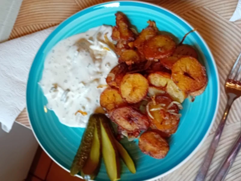 Heringsfilets in Sahnesauce mit herzhaften Bratkartoffeln und Gewürzgurke - Rezept - Bild Nr. 2