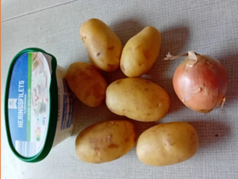 Heringsfilets in Sahnesauce mit herzhaften Bratkartoffeln und Gewürzgurke - Rezept - Bild Nr. 3