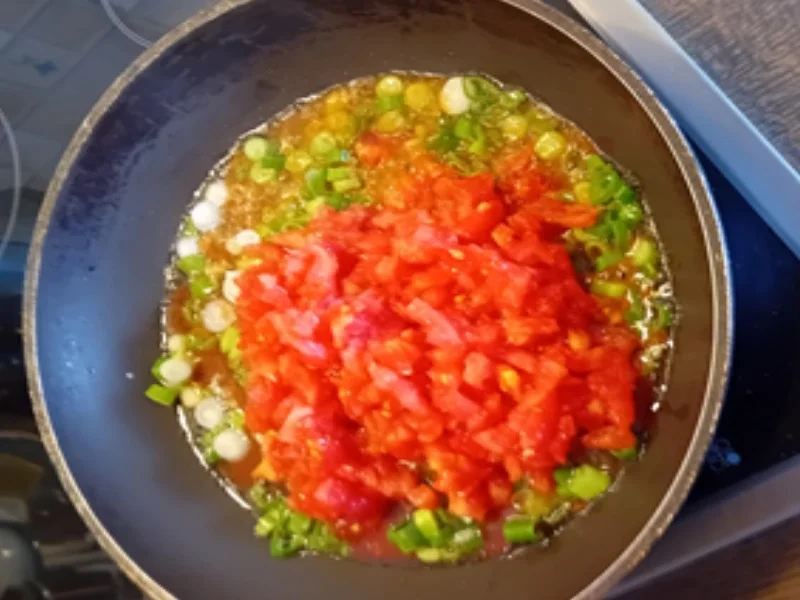 Tomaten mit pfannengerührten Eiern und Mini-Pellkartoffeln - Rezept - Bild Nr. 10