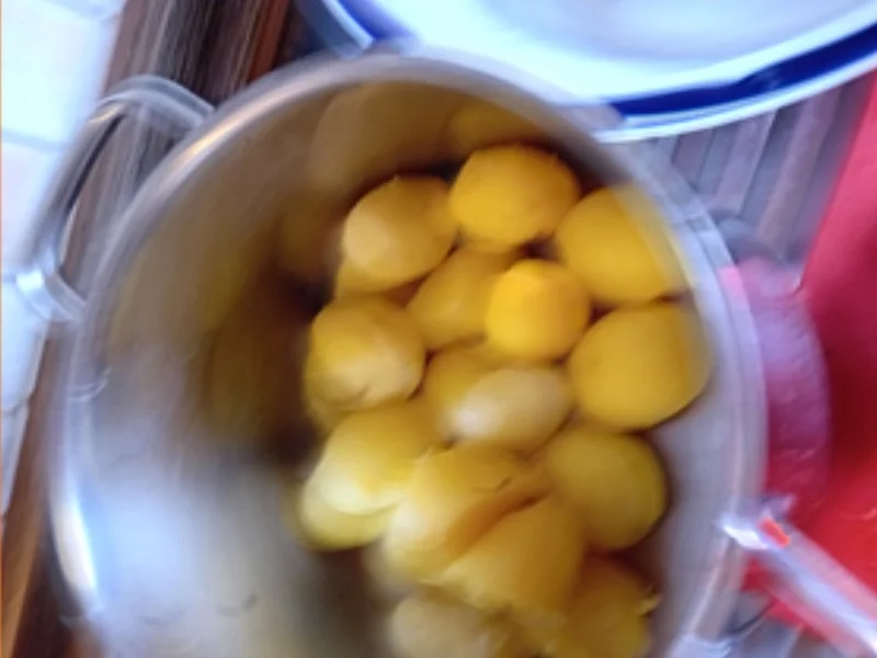 Tomaten mit pfannengerührten Eiern und Mini-Pellkartoffeln - Rezept - Bild Nr. 14