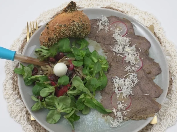 Tafelspitz mit Salat, Kernölmayo und Bagel - Rezept - Bild Nr. 17457