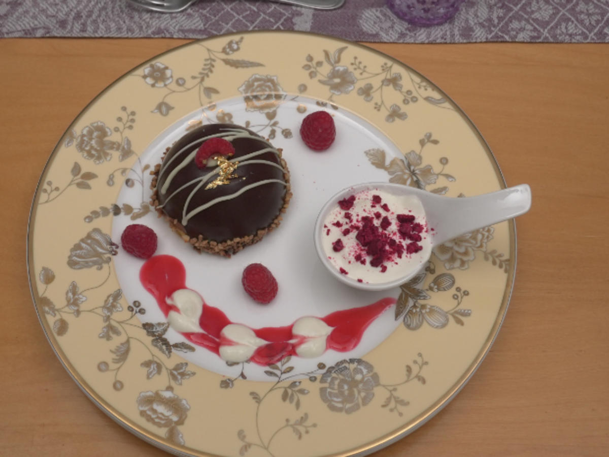 Schokomousse-Kuppel mit Himbeerspiegel und Sauerrahmeis - Rezept - Bild Nr. 2
