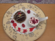 Schokomousse-Kuppel mit Himbeerspiegel und Sauerrahmeis - Rezept - Bild Nr. 2
