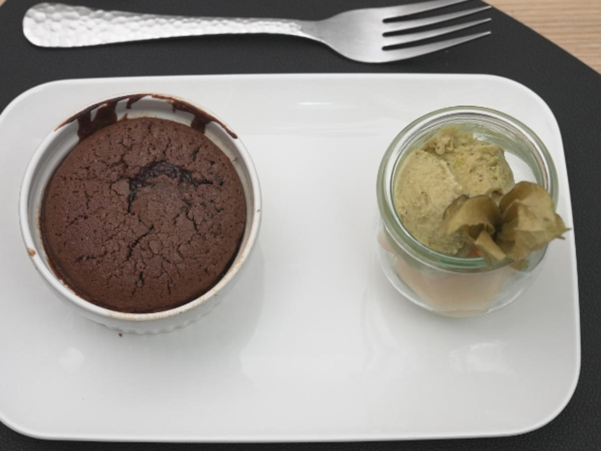 Schokokuchen mit Pistazieneis und eingelegten Birnen - Rezept - Bild Nr. 17457
