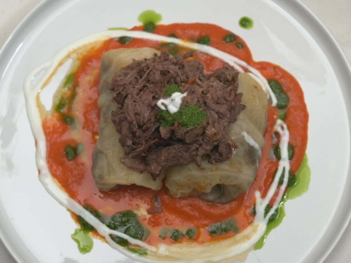 Gefüllte Krautrouladen mit Paprikacreme und Gremolata - Rezept - Bild Nr. 17457