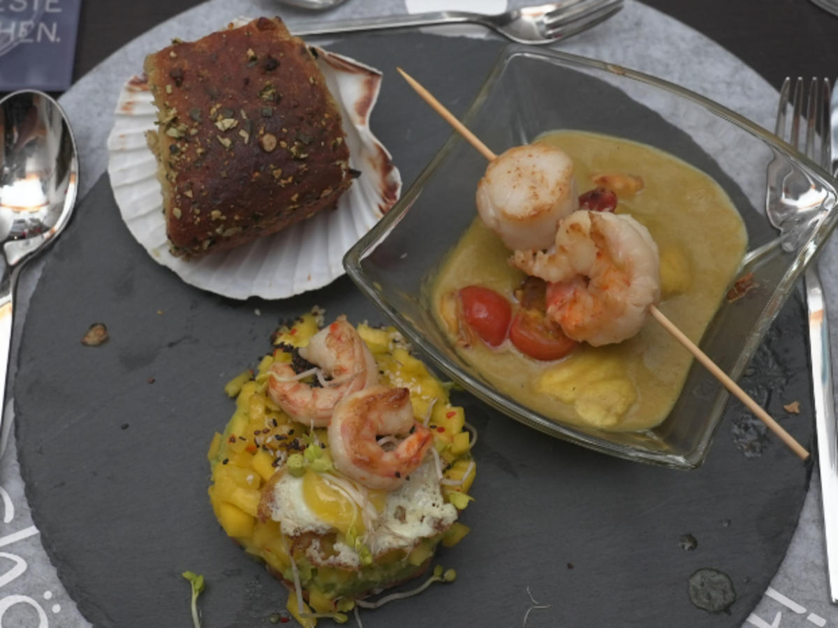 Lachsforellen-Tatar mit Lachskaviar und Safran-Fischsuppe - Rezept - Bild Nr. 2