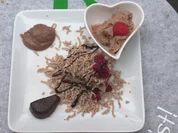 Kastanienschnitte mit Preiselbeeren und Kastanieneis - Rezept - Bild Nr. 17466