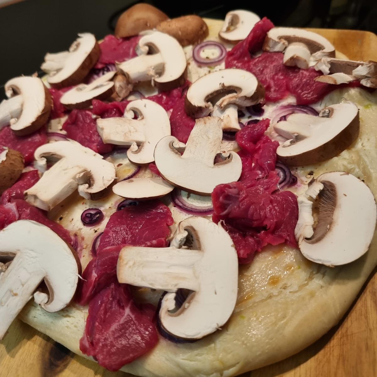Flammkuchen mit Rinder-Carpaccio - Rezept - Bild Nr. 17479