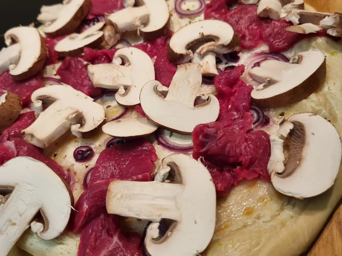 Flammkuchen mit Rinder-Carpaccio - Rezept - Bild Nr. 17479