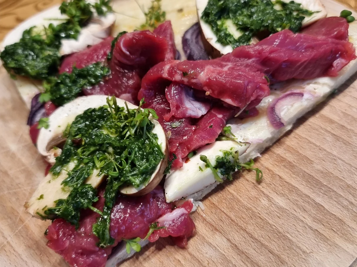 Flammkuchen mit Rinder-Carpaccio - Rezept - Bild Nr. 17484